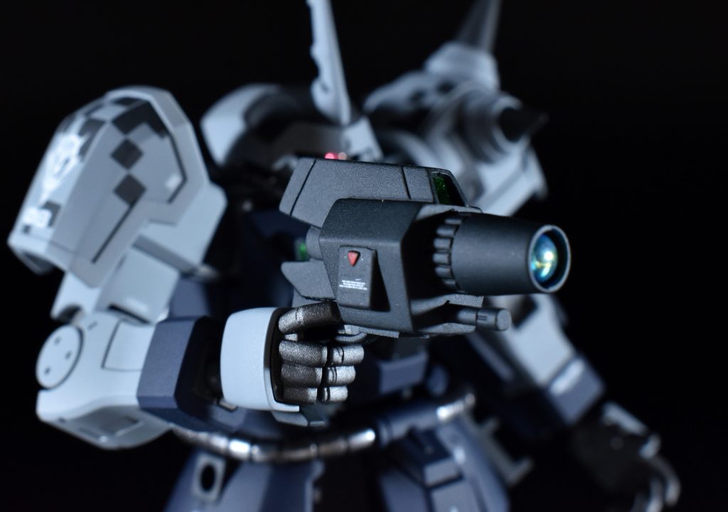 カメラガン純正キットには付属していないので、強行偵察型ザクのものを流用。ハイキューパーツのレンズを使ったほか、グリップ等は他キットとミキシングしています。