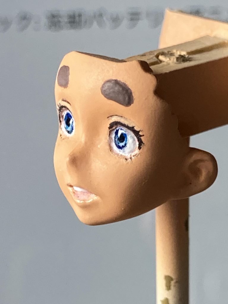 製作工程 7瞳へレジン盛ったのはいいけど、ハイライトが入る照明の方向だと塗装荒れてるのがバレバレ… ^ ^