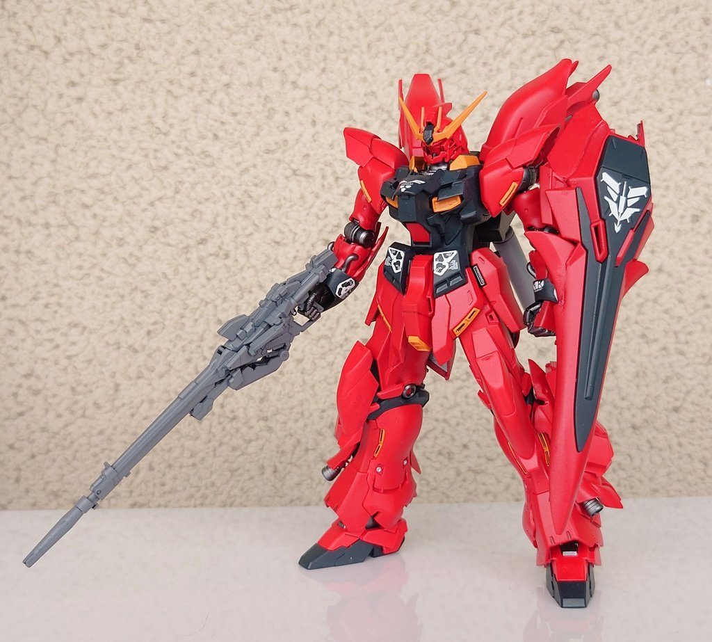パッと見は大好きな『シナンジュ』を、よく見たら『Hi-νのようなガンダム』を狙っています。