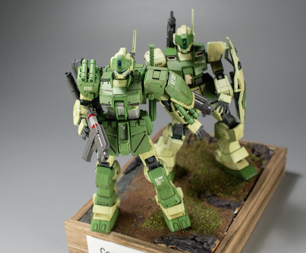 状況としては、接敵して相手の反応が無くなり、射撃を制止しても射線は外していない上官と、制止の命令を受けて思わず射線を外してしまう部下の情景です