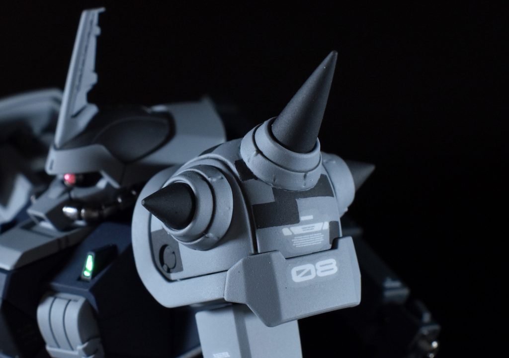 左肩スパイクはビルダーズパーツに変更。ドット迷彩で塗装しています。