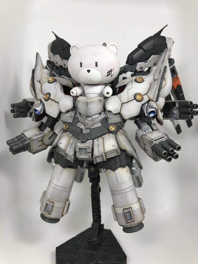 機体名 10式戦熊 クマノ三号 飛行形態この形態であれば単体で宇宙まで飛んでいける超兵器です全長38m背中にはまるでアニメに出てくるような、自動追尾型 超電磁砲を6つ搭載しています