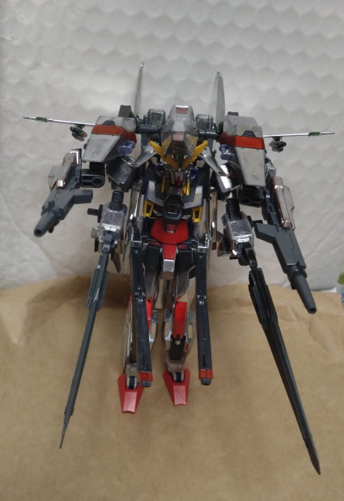 II薄明セイバーのフルバースト全部乗せの一斉射撃。バインダーガン、レール砲、ツインドッズキャノン、ドラグーン、バルカン砲、ウイングのミサイル、カーフミサイル…によって多数の敵をフリーダムのように殲滅できる。「アース・ザラン!IIセイバー、未来を切り開く!!」「「作品、違う!」」IIセイバーの紹介はここまでになります。IIセイバーはともかくパイロットのアース・ザランはこの先、また出るかどうかは分かりません。新しい投稿で登場するかもしれませんが、今後とも宜しくお願いします。おまけとして、ここからはIIセイバーの他形態を少し紹介します。