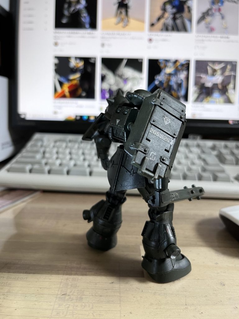 シール？デカール？水で溶かして貼るやつは、戦車とかから拝借してます。ホント、皆さん上手く作ってるし、スジボリとか改造とか撮影とか...センス良いですよね😅たくさんお手本があるので、勉強になります😊