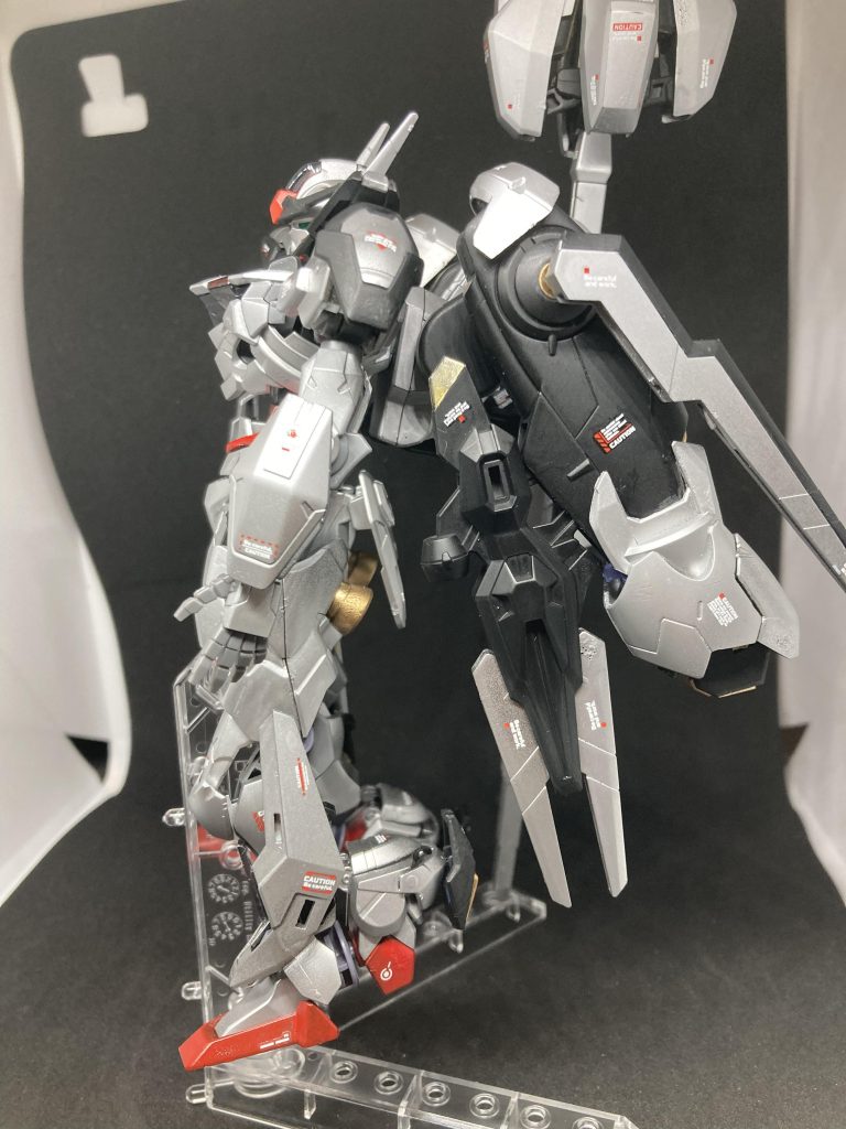 フライトユニットにはビームライフルを装着。