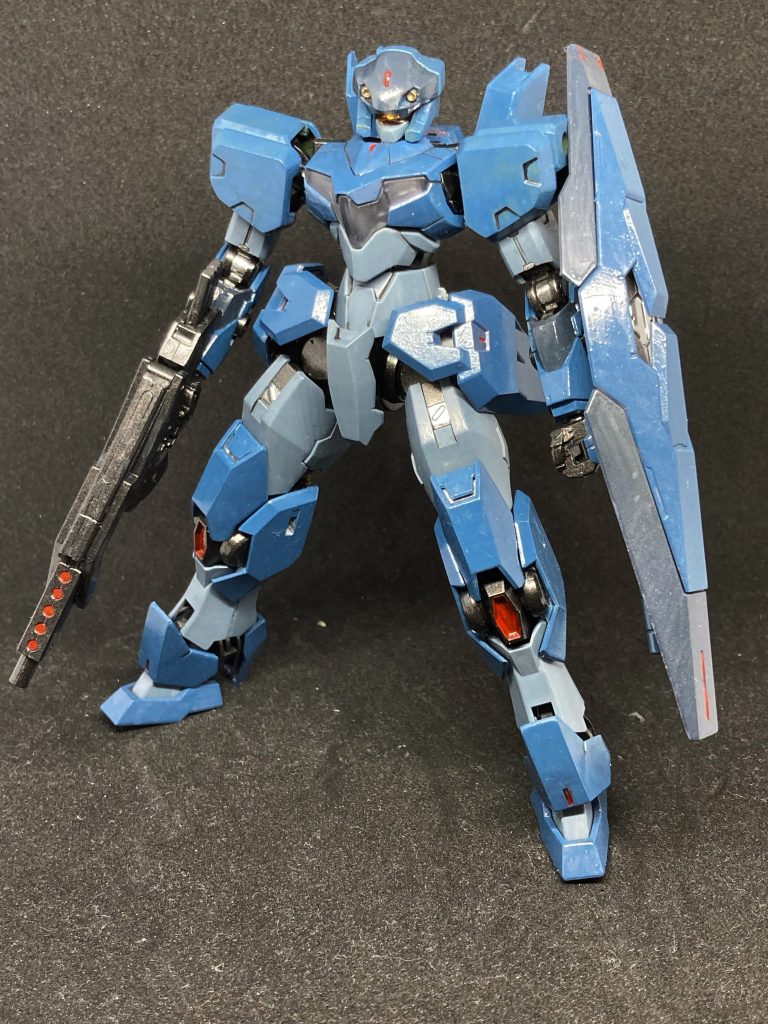 ペイル社の技術が使われている為、頭部や肩部はザウォートに近い。