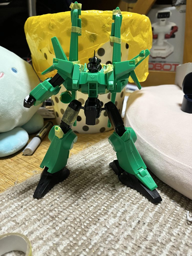 若干見えづらいかもしれないですが、股にもボールジョイントを組み込み、足を大きく開くことができるようになりました。(キットのままだと保持力が低いだけでなくあまり開かない為、これだけでもポージングの幅は広がるかと)