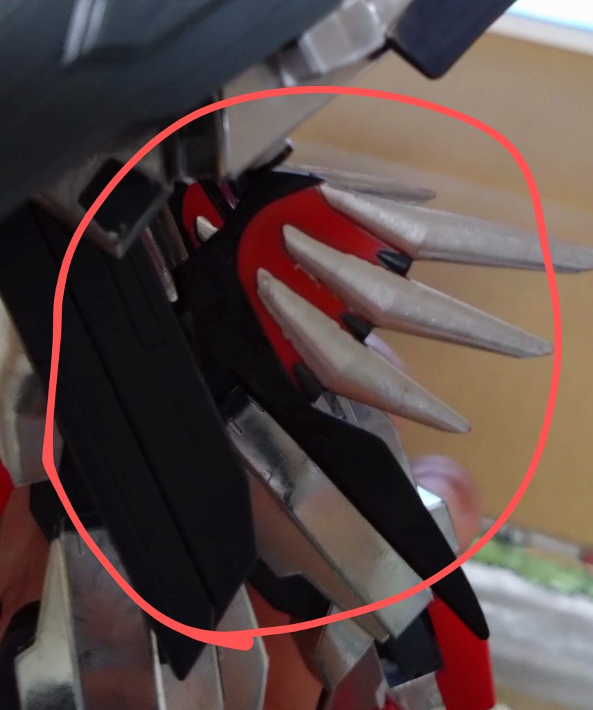 レール砲に接続したデスティニーのウイングは接着剤でくっ付けました。最初は接着剤の量が少なくてすぐ外れてしまいましたが、量を多めにしたことで完全にレール砲と接続しました。このままではヴォワチュール・リュミエールが使えないIIセイバーですが、この機体には専用のストライカーパックが存在されており、そのストライカーパックによってヴォワチュール・リュミエールの問題は解決されることとなる。専用のストライカーパックの説明は別の機会に……。