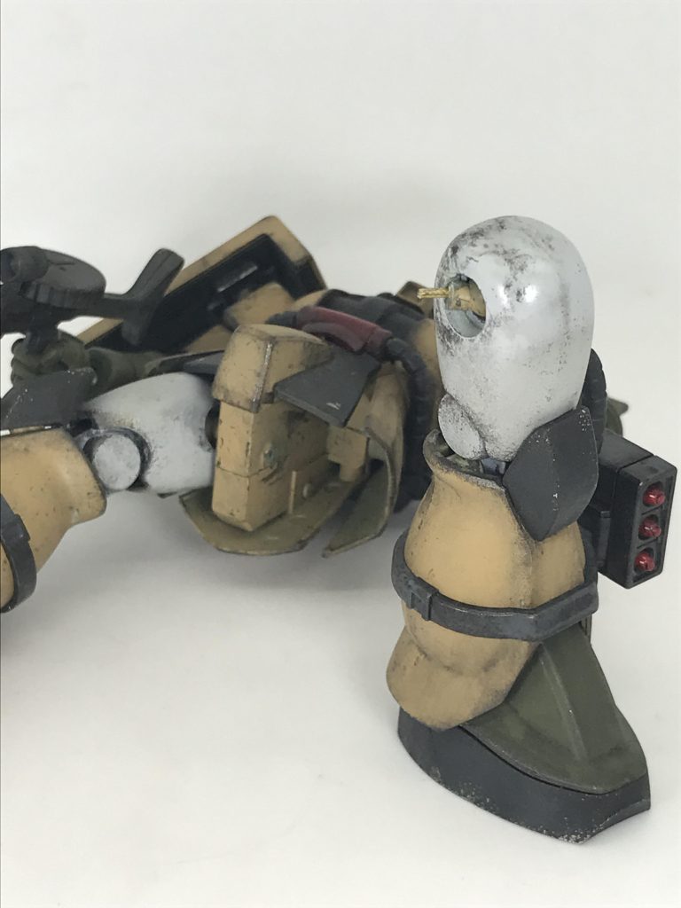 股関節が折れて…真鍮線で軽く接続してるだけなので…関節がフニャフニャで立たせるのがやっとです🙄瞬間接着剤で補強しようとしたら…チューブの先がガチガチに固まってて使用出来なかったので…接着してません(笑)このザクⅡも以前、エイリアンレディでゲスト出演してますhttps://gumpla.jp/hg/1323114