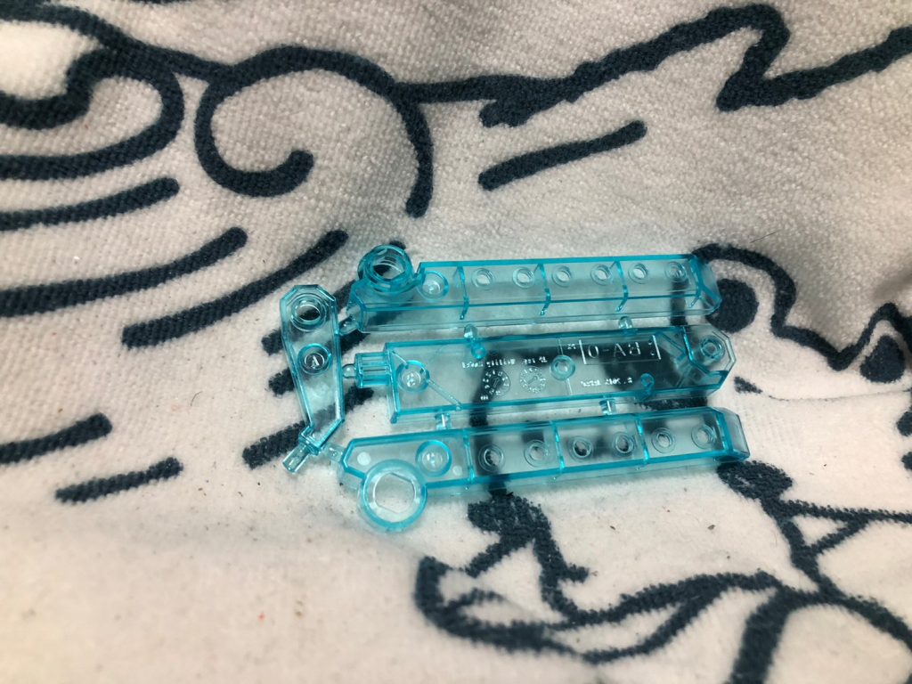 スキー板の再現にどのパーツを使おうか迷った結果。ユーラヴェンやジュピターヴにある、この台座をうまく使えないか考えた結果、使うことにしました。