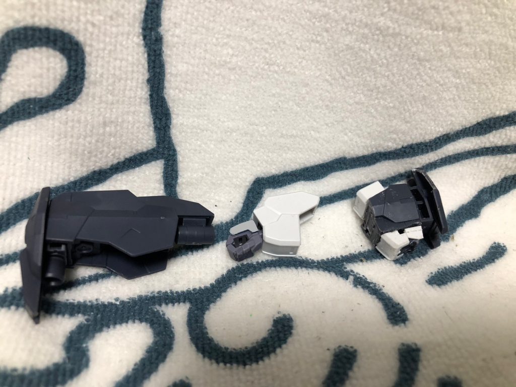 腕のビームシールドですが、正直F91から取りたかった気持ちあったんですが，なんとかミキシングで済ませました。ジュピターヴのパックパックを短く切り込み、腕も接点以外のところ以外全部カット、切った部品と接着。