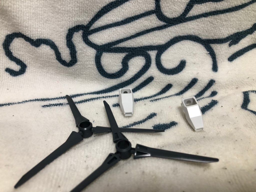 コア90 (A)に使わなかったパーツを使い、放熱フィンを再現。足部のパーツは何のキットか不明ですが，拝借。