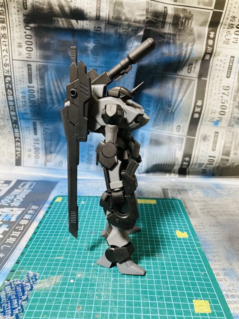 バックパックのブースターをオミットし、ACにあるかわかりませんが実体剣を装備しました。ジャンクパーツに何かの武器セットでいい感じのがあったので塗装だけしました。