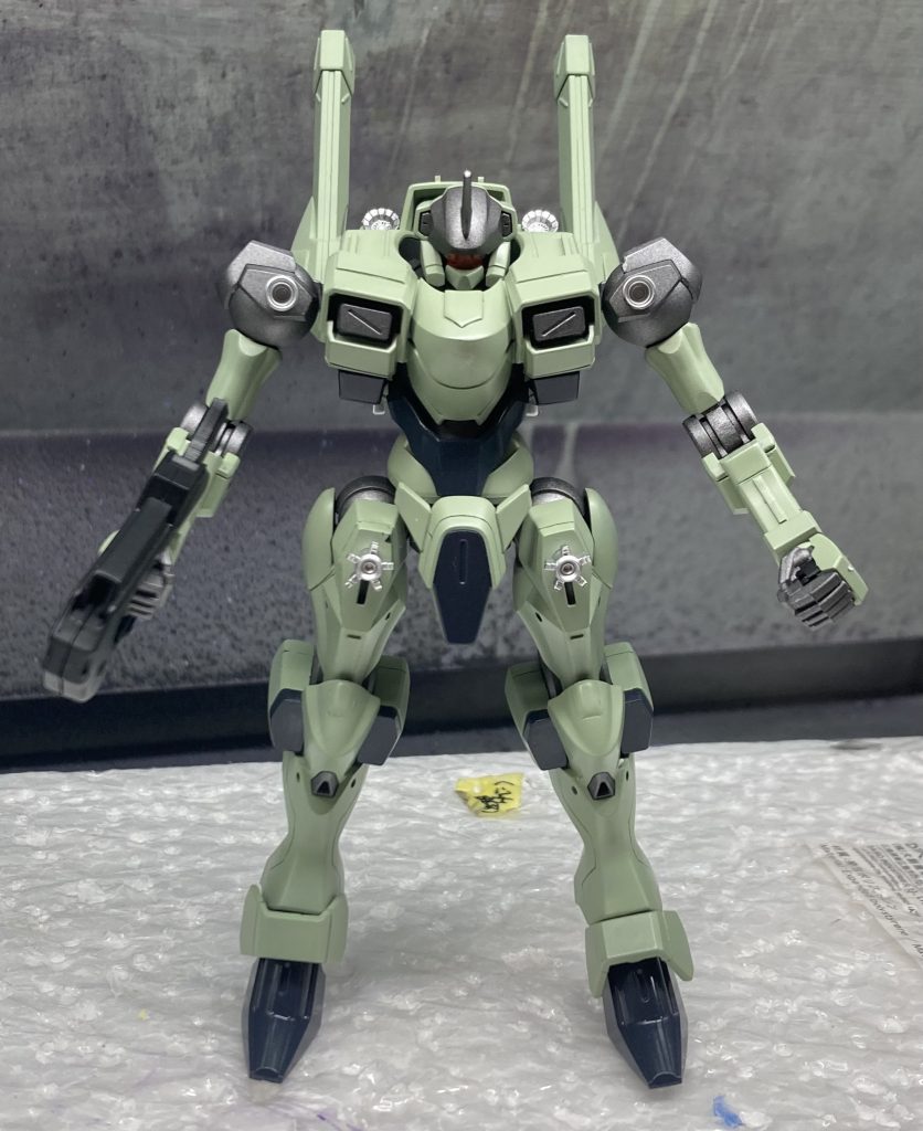 塗装終了時です。ここから部分塗装、スミ入れ、デカール貼り付けと、つや消しを吹き付けて完成させました。緑はクレオスのMSグリーン、青はファラクトを作る時に調色したものの残りを拝借、武器は黒サフまま+部分塗装です。