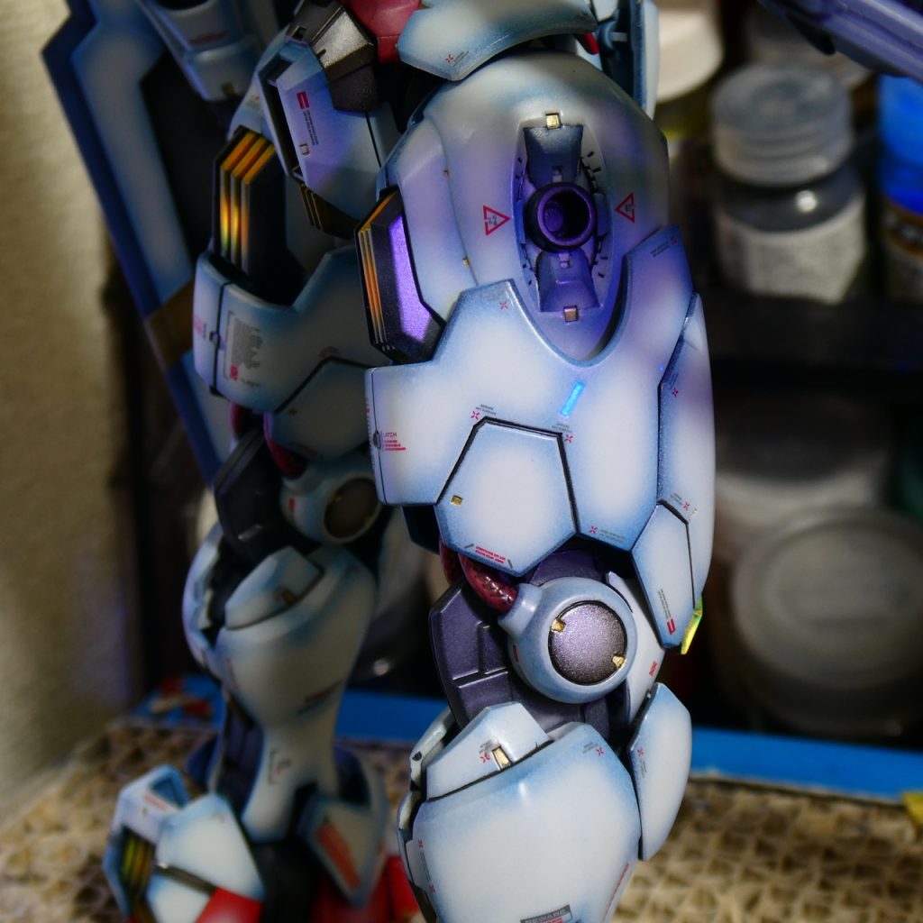 脚部などの既存ディテールは色分けしたいとこですがグッと堪えて、立ち上げならではの陰影によるディテールアップを行なっていきました。これが渋くてすごく好きな部位です。