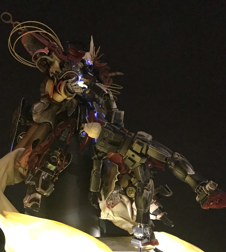 ライトアップ正面キャスバルな理由は瞳が青いから。お腹の玉部分、羽衣も発光します。自分の特徴は塗装だと思っているのでどうしようかなと思ったのですが、演出として発光します。あくまでライトオフ状態が基本です。