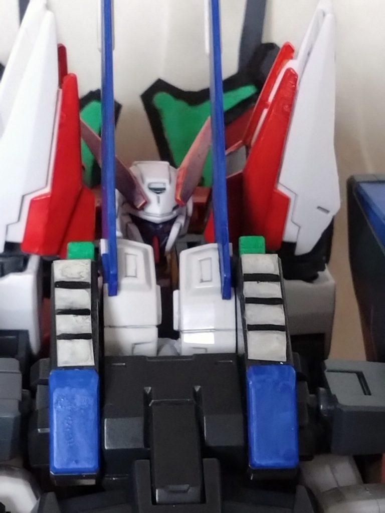 頭部はタイラントリベロと同じ頭部で、ハルートのモノを使用。マルートモード状態の頭部を使ってます。イクシードファイターを合体しているので頭部は隠れてしまい、あまり見えないです。