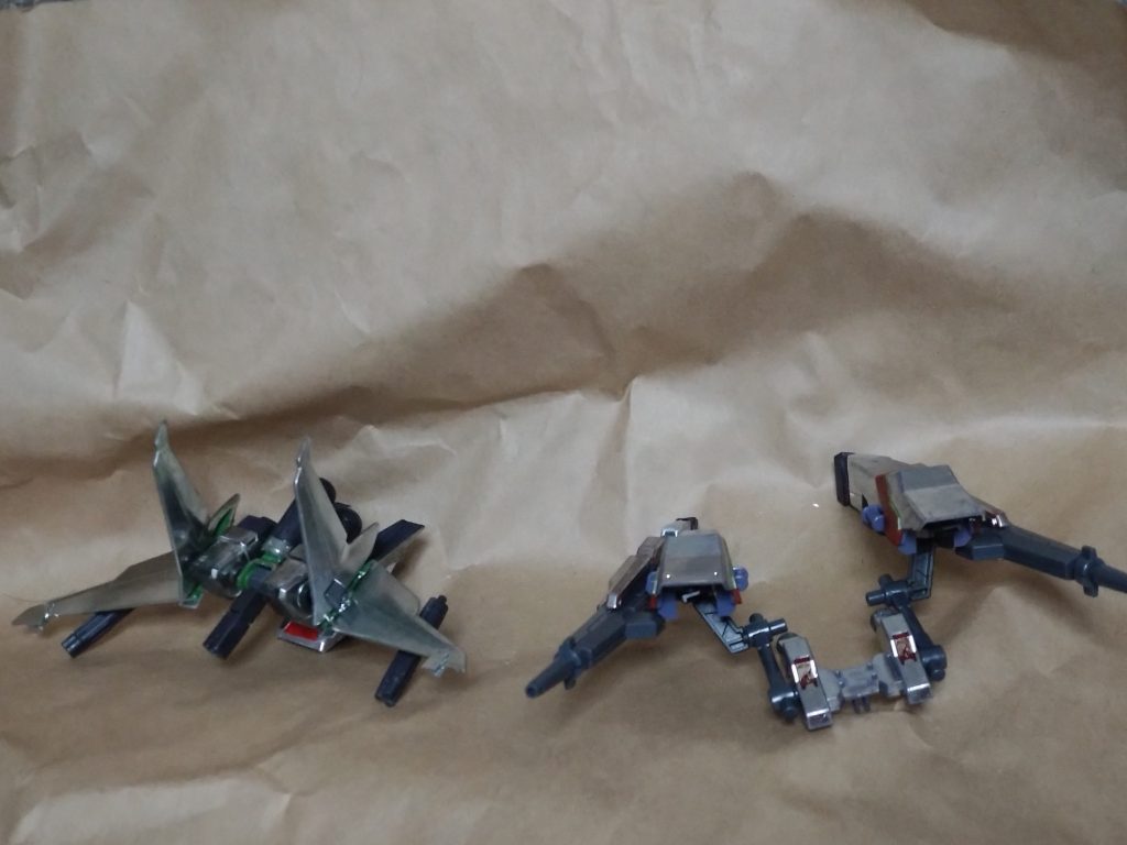 これらのストライカーパックはそれぞれ、ジャスティスのファトゥムのように外付けのフライトユニットを背部に接続することで機動性と火力・防御のそれぞれを向上させる。インパルスのシルエットのように本機を追尾し、戦闘中でも換装できる。また、遠隔操作可能でこれを活用した合体・分離戦法により別の無人機(僚機)と連携するかのような多重攻撃に用いることも可能とされる。