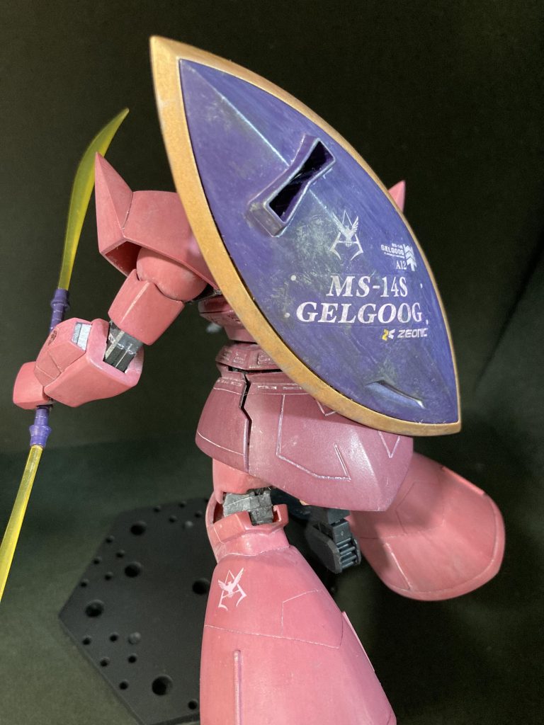 胸部と肩アーマーのスパイク部はパリッとした面が出したかったので、やすりがけ頑張りました！ディテールUPはプラ棒貼り付け、大きな機体なので0.5ｍｍ、0.2mmの太めのタガネでスジボリ追加を行いました。