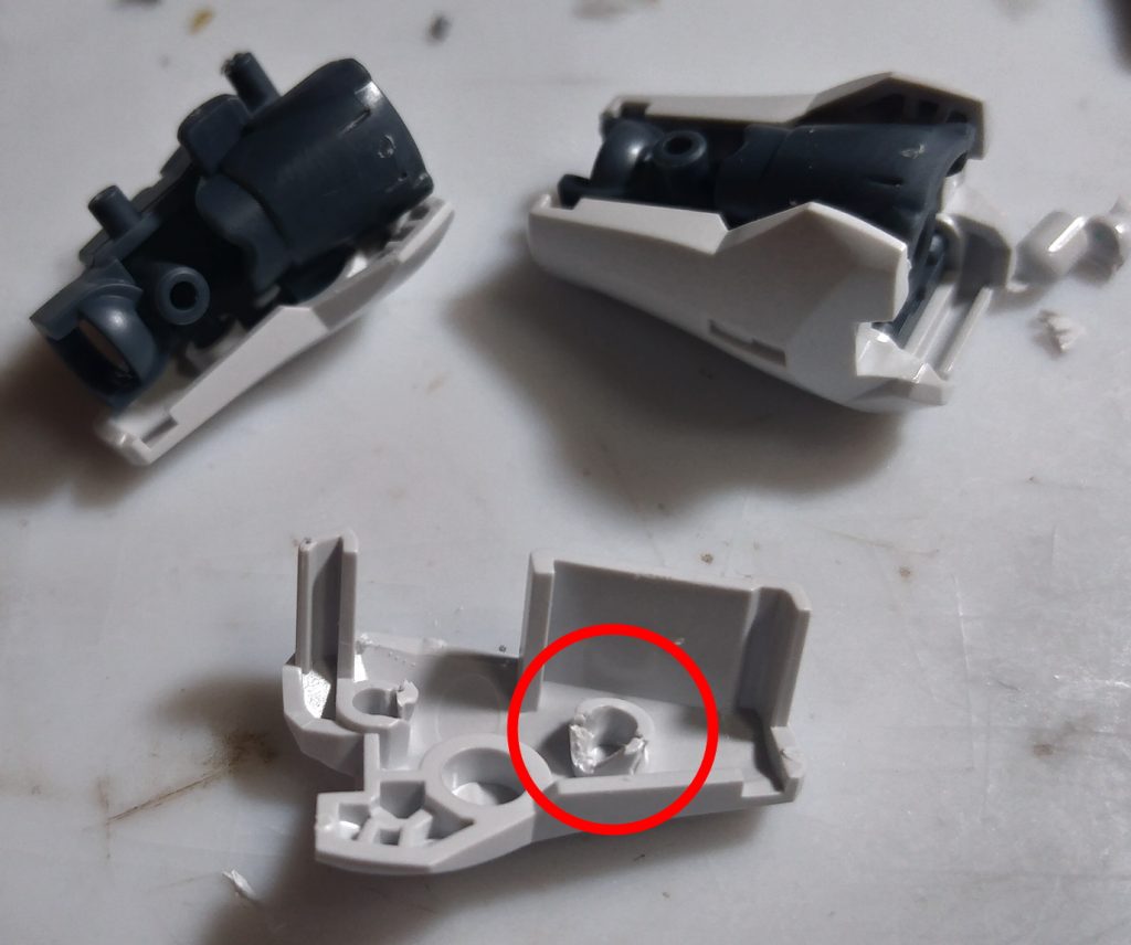 ゲート処理しながら仮組。仮組みも初挑戦。外しやすいようにする為の、ダボ穴のカットに、それはそれは勇気がいりました。失敗したら僕の唐揚げくん20個分が飛ぶんでね。この部分は切りすぎて緩めになってしまいましたが、何事もやってみないとわからないので良シ!