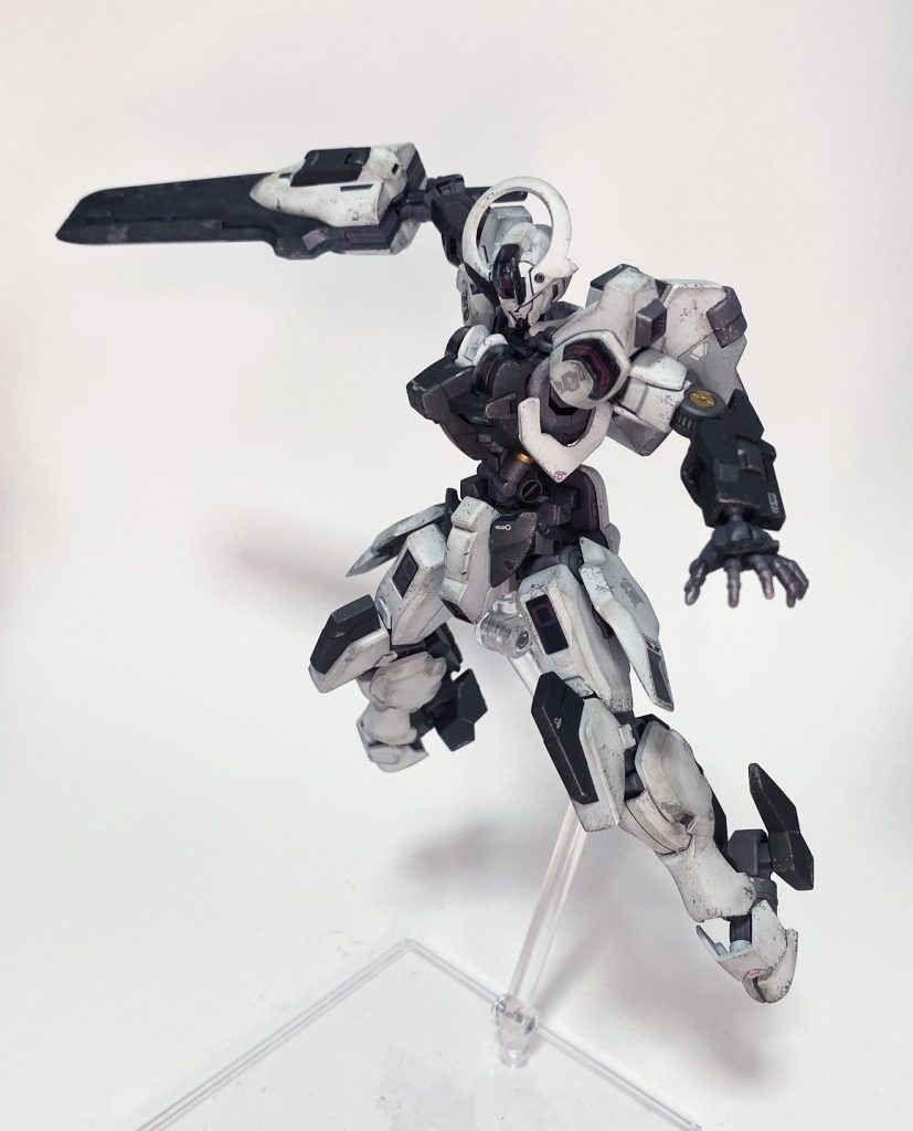 ガーディアンの各種形態はビットステイブが飛び回ること前提だったため鉄血の世界観に合わないという判断からオミットしました。それに合わせて鈍器っぽくカラーリングも黒基調に変更。