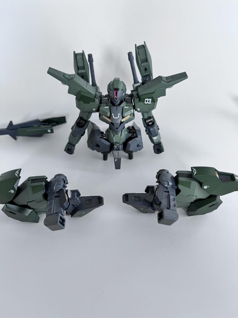 両脚を外し膝をいっぱいまで曲げ、つま先(インパルスより)も畳んで変形用フレームを取り付けます。変形用フレームは変形時に大腿部から引き出される感じの設定です。質量的におかしいですが…