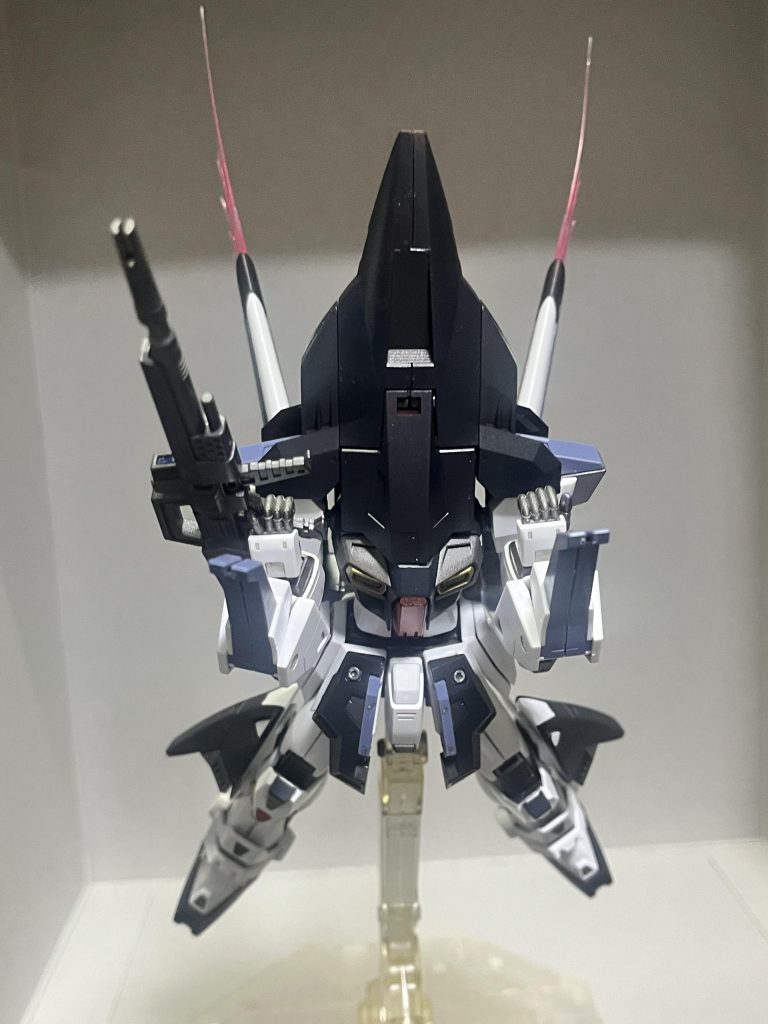 両肘を肉のカーテンポーズにして腕と足の爪を展開！