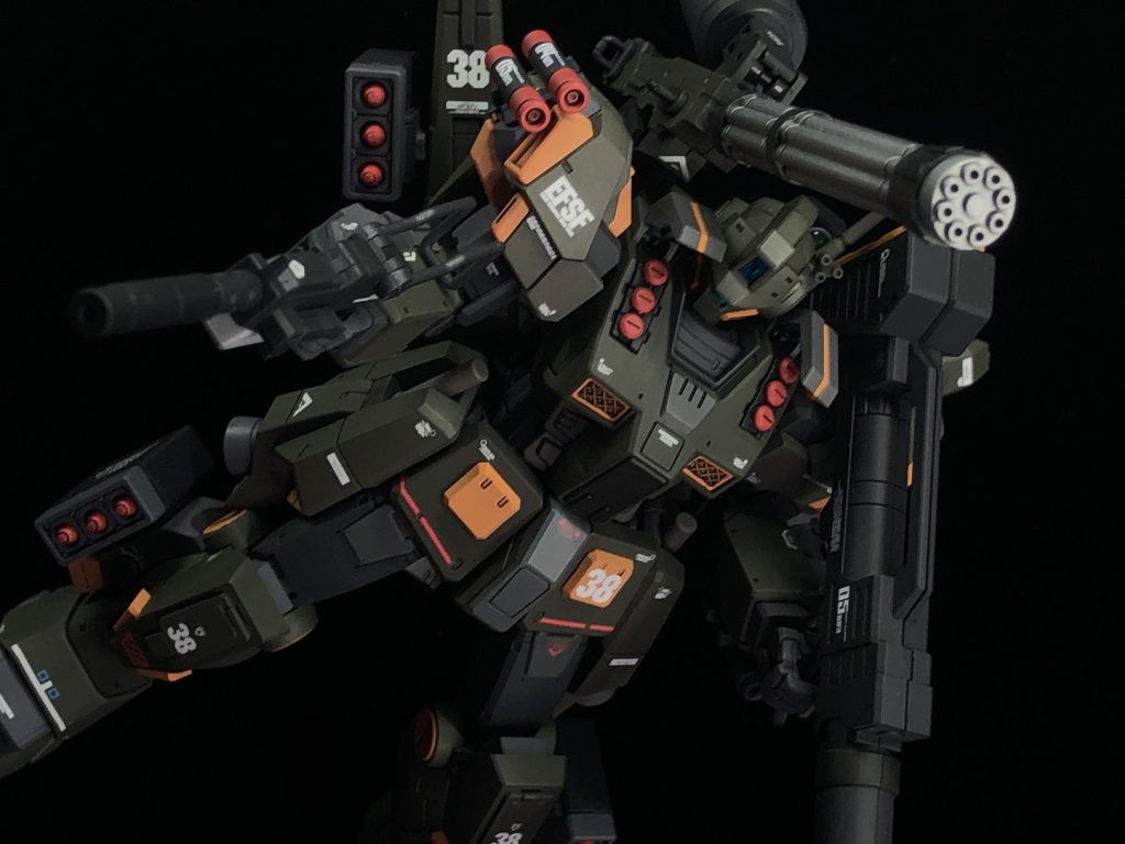 ミサイル系の武装が前回よりそこそこ増えました。分かりにくいですが右肩に装備しているのは有線式対MSミサイルのWAMMです。また、ガトリングガンやレールキャノンなどの武装も追加されています。