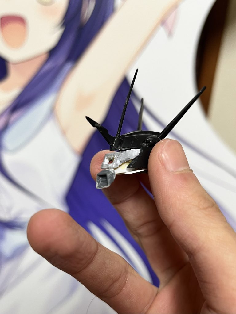 おそらく、1番時間がかかったであろう顔の改造です。バイザー部分等はプラ板で自作しました。口?みたいな部分はジャンクパーツを切り離してそれっぽくでっち上げました。また、こちらの画像には無いですが、パイプ部分は針金にwaveさんのバネを入れてそれっぽくしました。