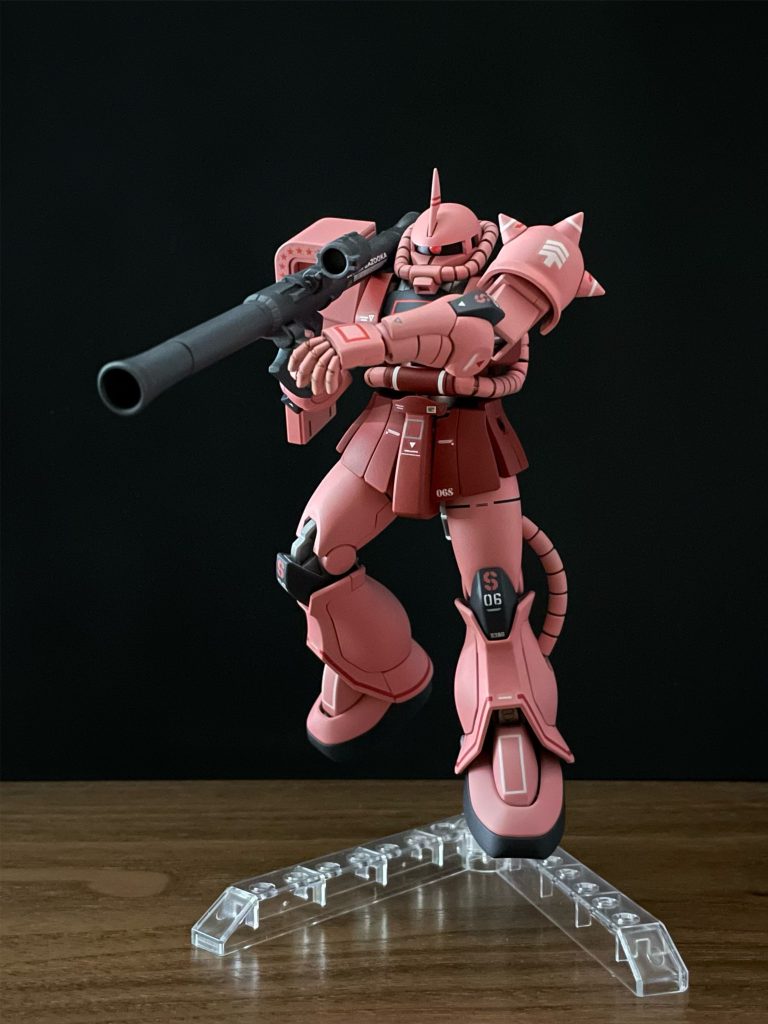 リアルタイプの成形色は彩度高めの赤でしたが、今回はイラストを参考に一般販売版よりさらに彩度低めのピンクなカラーリングに変更しました。墨入れ中に口のパーツが割れてしまいましたが、以前組んだ量産型が手元にあったので拝借して再塗装してリカバリーしました。