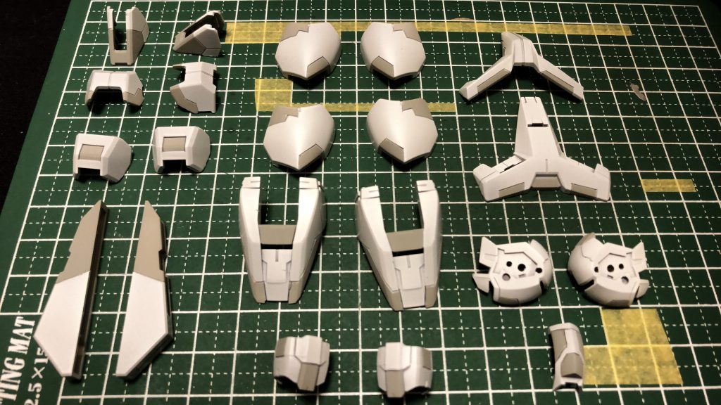 アーマードのホワイトを2色にするのもクアンタが初めてだったかな。今ならもう少し抑え気味のグレーを塗りそうですが、これはこれでアリ？