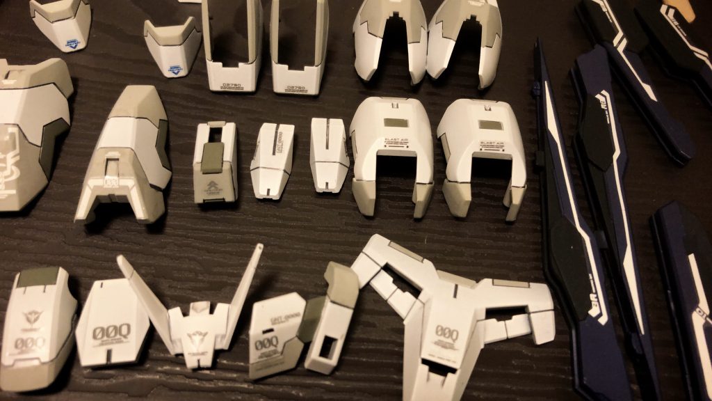 νっぽい配色にした為、ホワイトとブルーが入れ替わってるパーツも多くなってしまい、デカールを貼る位置は悩みました。ホワイトのパーツにホワイトのデカール貼っても見えないので。