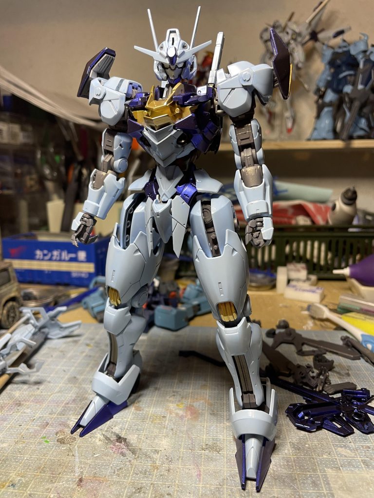 フレーム:メカサフheavy白パーツ:水色黄色パーツ:スーパーリッチゴールド青パーツ:プリズムメタリックブルーバイオレットそれぞれ塗装し仮組み