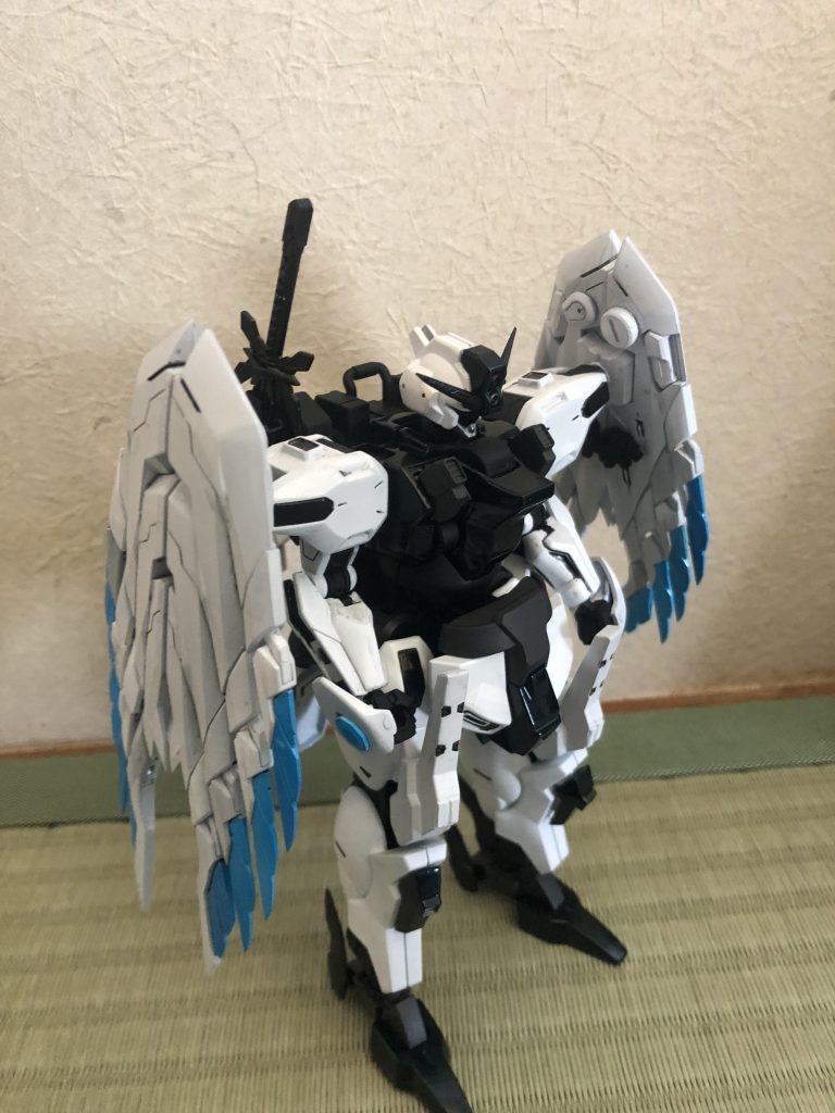 デカールを貼る前の状態です。使用塗料はホワイト部がEXホワイト、関節部はEXブラック、ダークブルー部がスターブライトゴールド+GXディープクリアブルーのキャンディ塗装になります。デカールはアシタのデカールを使用しました。