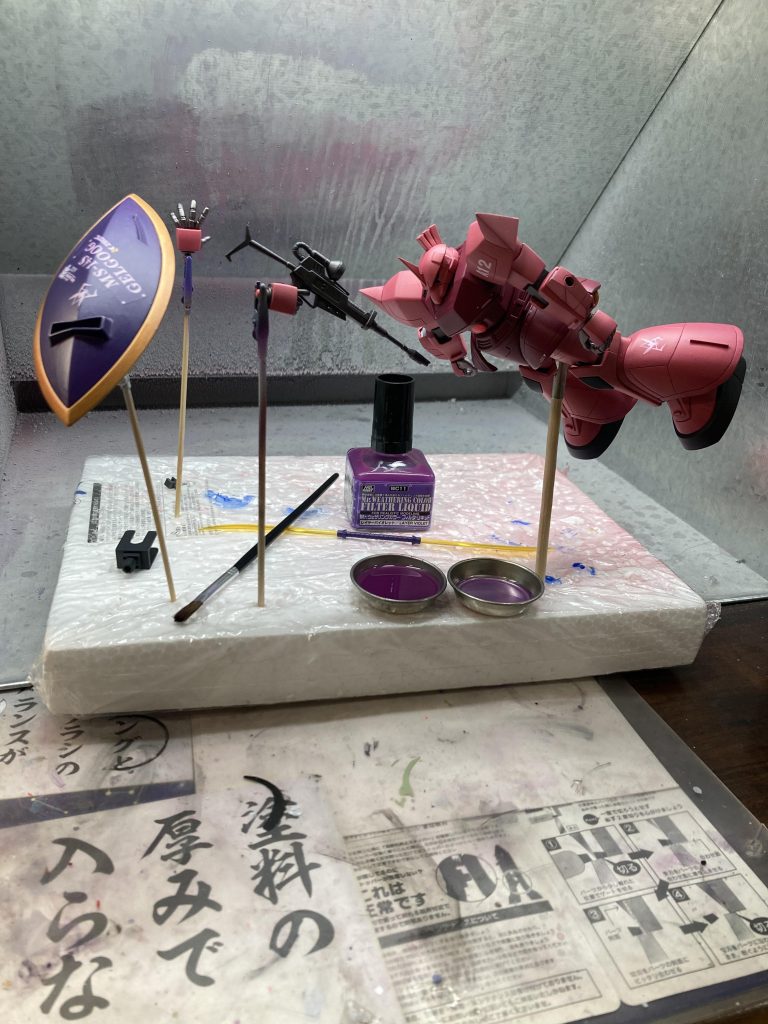 レイヤーバイオレットでフィルタリングした後です。この後つや消し→ウェザリングと進めていきました。デカールの白の部分も馴染んでいい感じにそまってくれました。