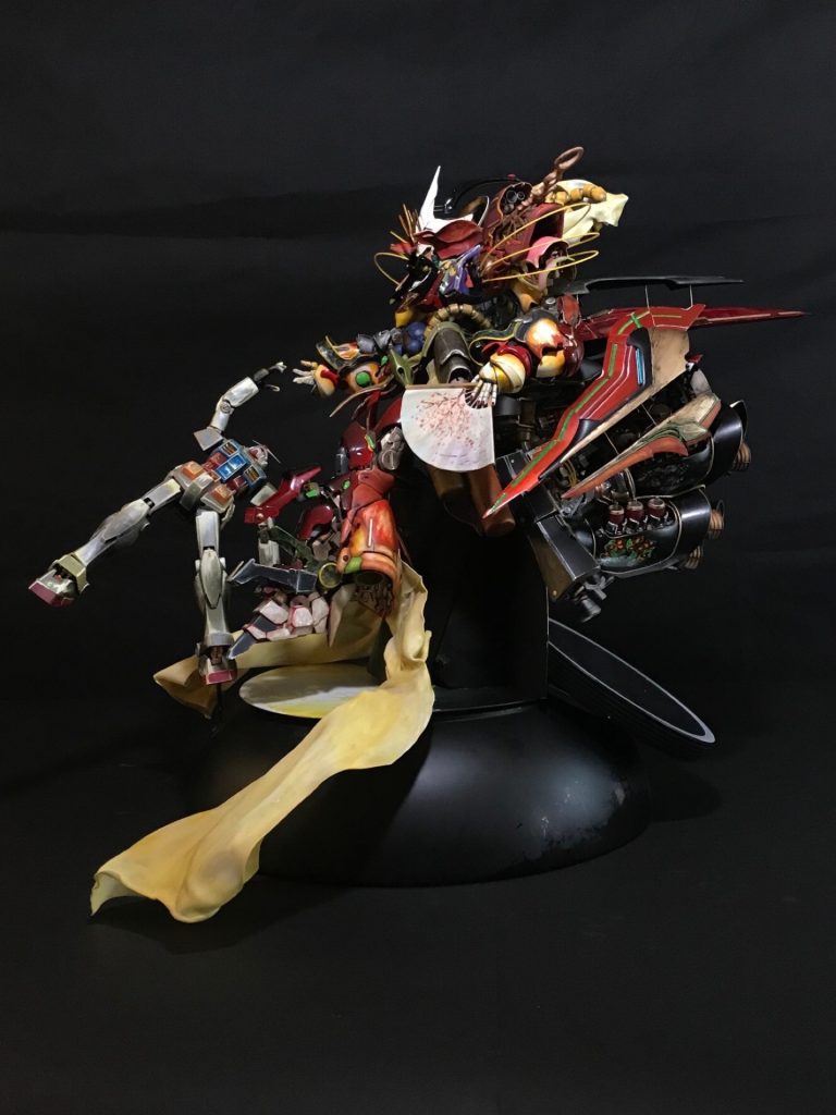 左側背中と両脚から出ている『羽衣』はプラ板を炙り成形しました。浮かせているスタンドはMG Ex-sから拝借しました。そして下の台座はお椀をひっくり返したものを使用しています。