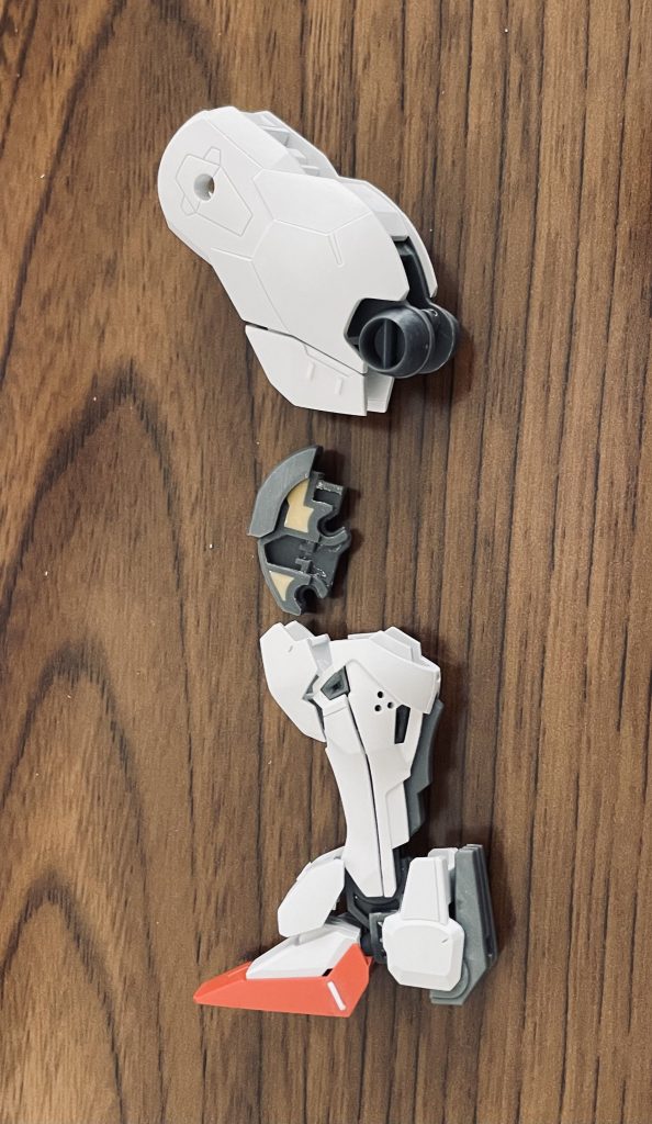 脚の装甲は後はめのため、前後にパックリさせました