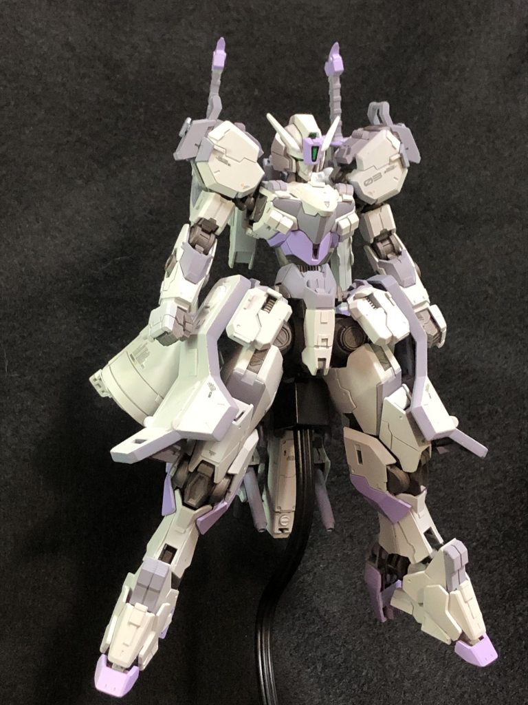 プラ板ディテールでプラス表現が多かった自分の作品ですが、今回はあえてマイナスし、彫り込む事で表現しました。見えないところもチラ見せ出来るように改造しています。背部の日本刀は、元は前作のエアリアル用の物でスレッタが使いこなせずに本編では、使われなかった武装を流用した設定です。