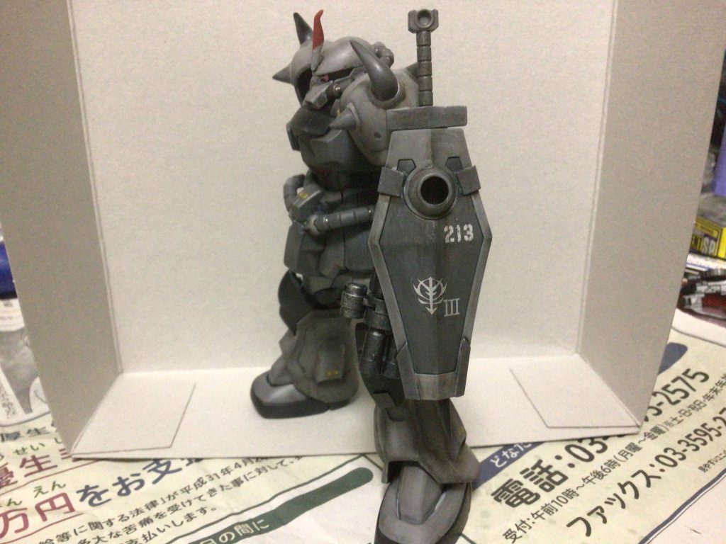 盾のジオンマーキングはヅダ用のデカール。ちゃんと部隊番号に合わせてますぜ。