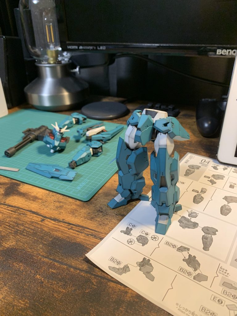 塗装せず、成型色のまま組みました。エッジ部分にタミヤのウェザリングマスターでスス汚れを施してグラデーション塗装っぽく表現してみましたが、塗装する環境があれば今度は塗装して仕上げてみたいです。