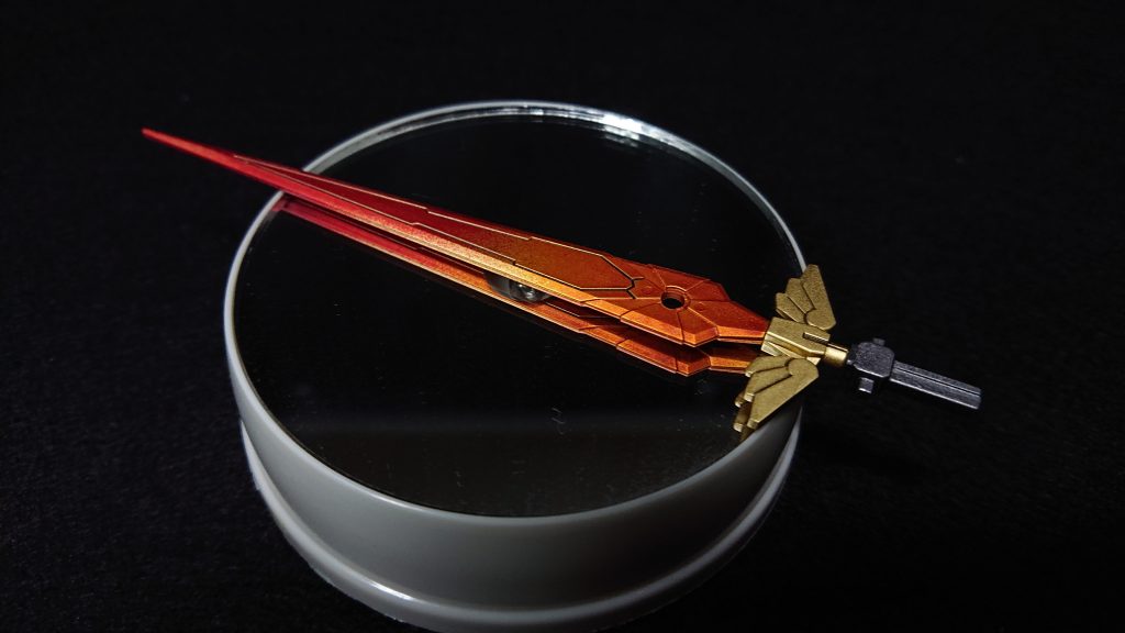 武装は30MMのパーツで作った剣になります箒の機動力で突っ込んで行き、すれ違いざまに剣で斬りつける戦い方を想定しています刀身はゴールドを下地にメタリックオレンジとピュアーメタリックレッドで簡単なグラデーション塗装にしてみました
