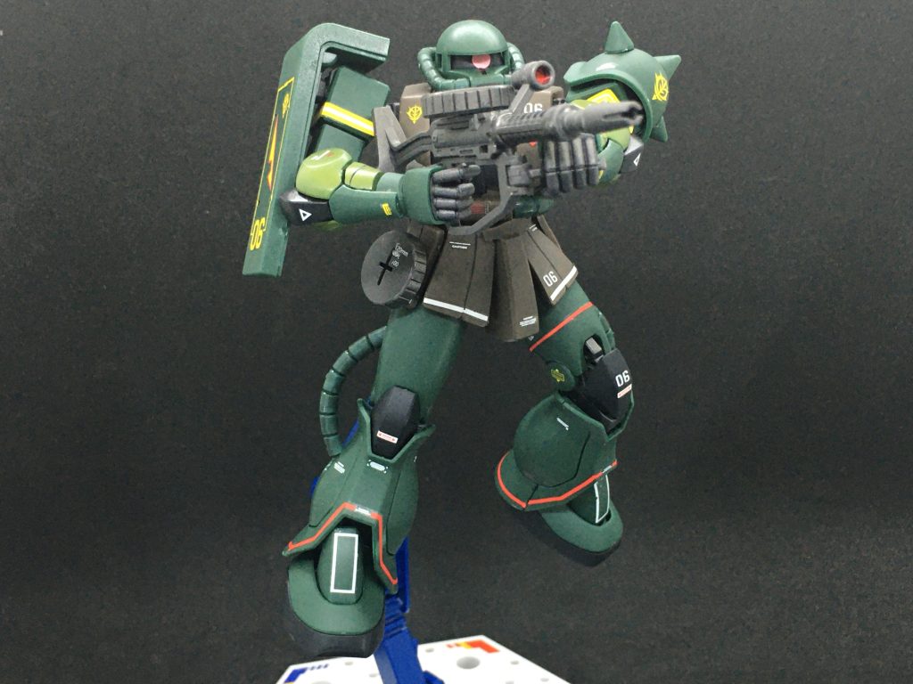 　シャアザクのアクション性の高さを引き継いでいるので可動範囲は広いです。手首と肘中間のガワラ曲げの可動部の活かし方がまだつかめていないので、ザク・マシンガン持たせたポーズがちょっと難しいような気が。