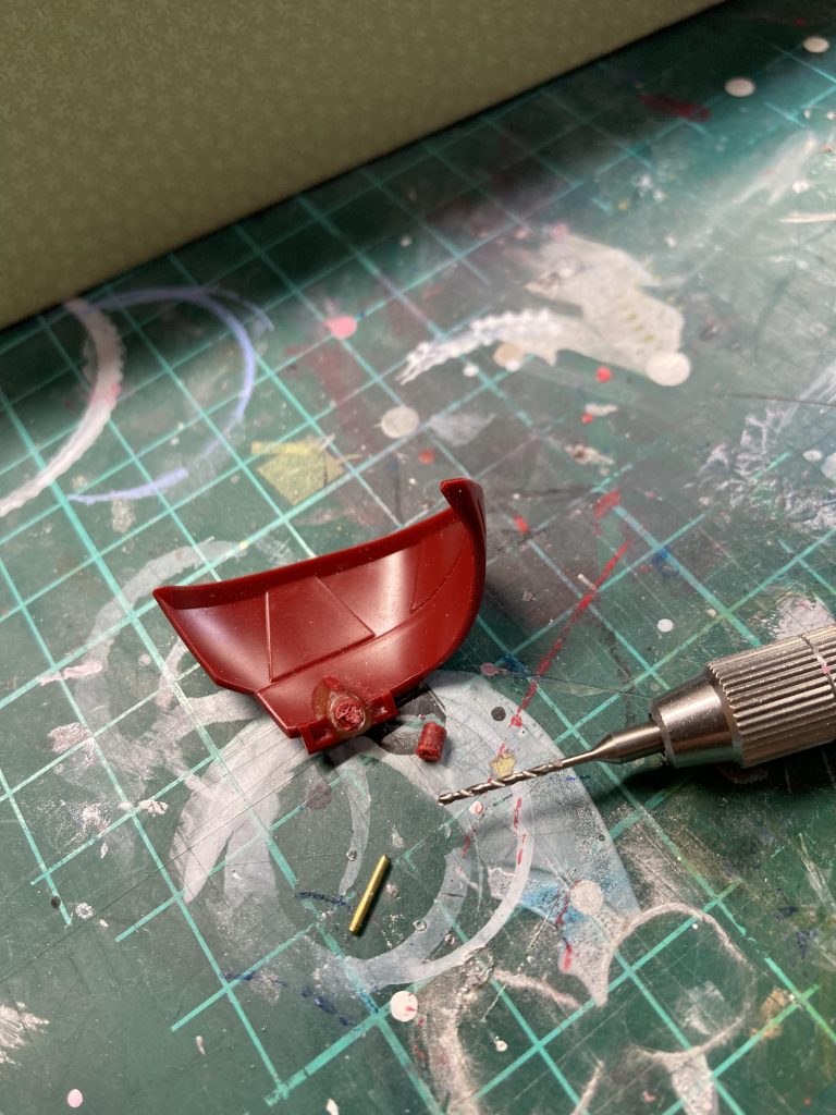 仮組したものをバラすときにやってしまいました。帰省先の自宅ではリペアする為の道具類がないので、飛行機に一緒に乗り、単身赴任先へ持ち帰り、作業を続けました…。