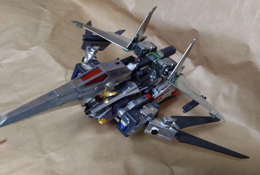 MA形態東雲ストライカー装備での可変は可能。信じられないスピードを生み出すが、やはりパイロットを気絶させてしまう欠陥が…。また、ストライカーパックの装着で脚のカーフミサイルが使えなくなってしまう。