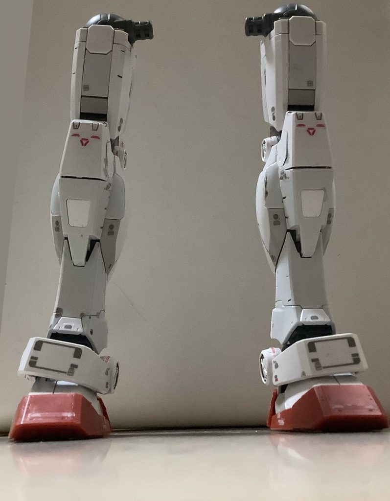 足はMGやRGでもある装甲のスライドギミックが膝などにあります。足もこれでもかという程動くのでかっこいいポーズがめっちゃできます｡