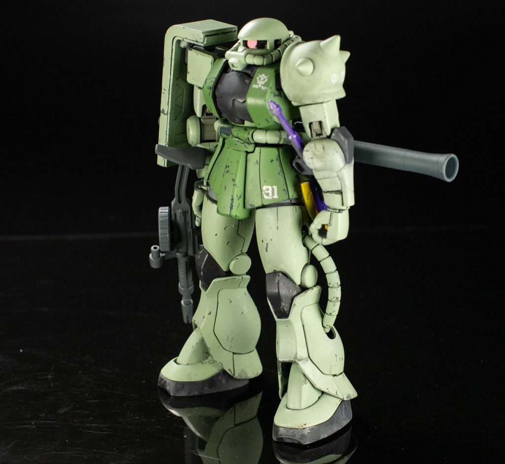 そのままだと成形色と変わらないので、シリコンバリアを下地に吹いて塗膜はがしとウエザリングを行ないました。宇宙空間での汚れのイメージです