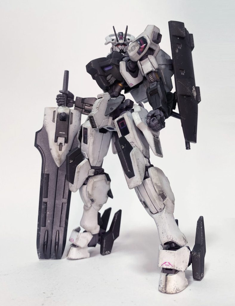 ガンダムフレームに置き換えた結果元のシュバルゼッテより縦に伸びたかなと。足首と肘から先以外は全とっ換えなのですがパッと見の印象だと腹フレームくらいしか鉄血要素が見えないですね。