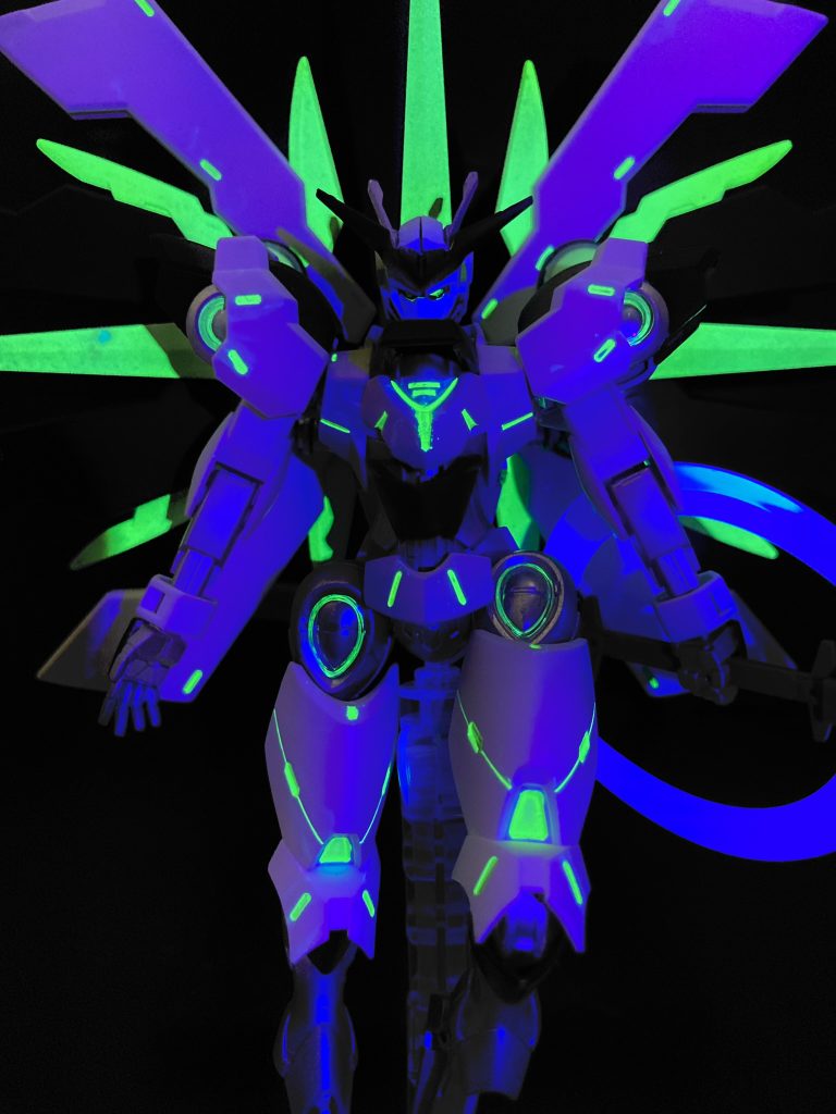 ラインは機体全体をエネルギーが駆け巡っているっていう設定です