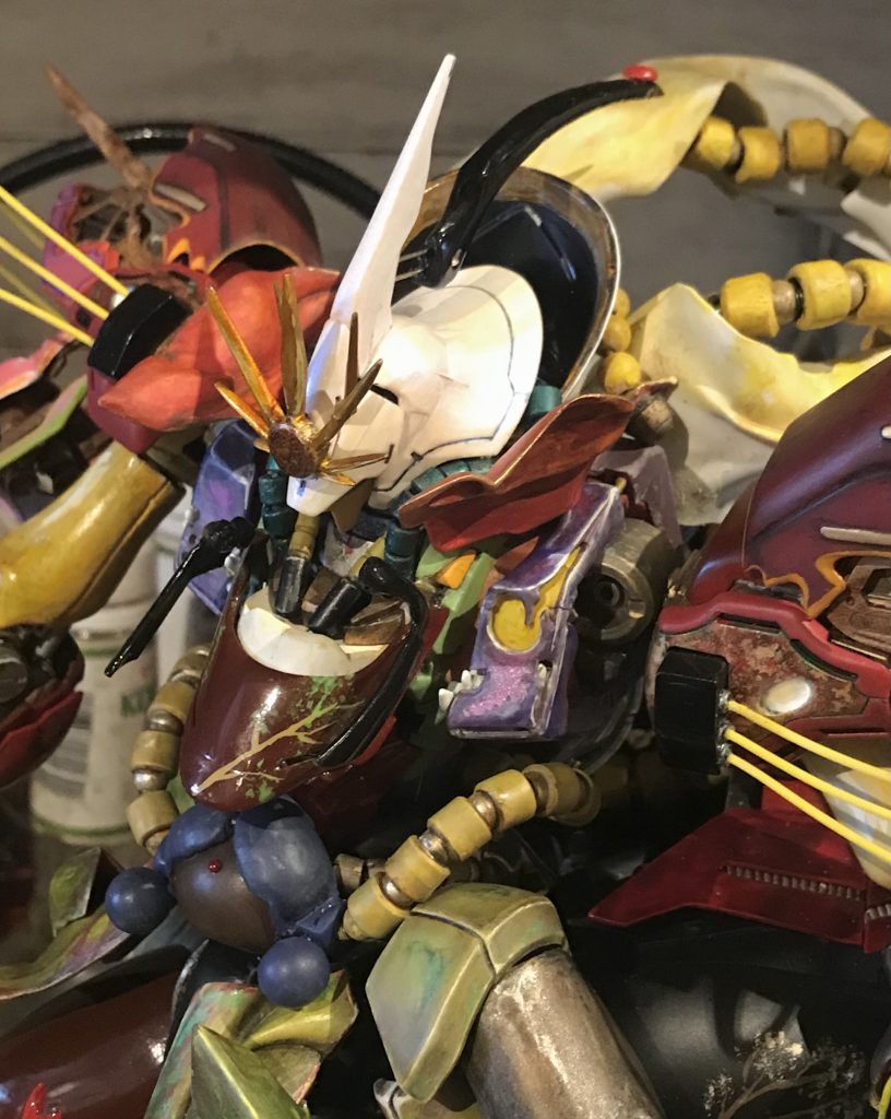 胸部アップ頭のヘルメットはホワイトパールなんですがうまく写りませんでした。女性的な表現をプラスする為にツノの後から髪の毛を出しています。浮かせている表現にしたかったので真鍮線でつなげています。(拡大で確認できると思います)