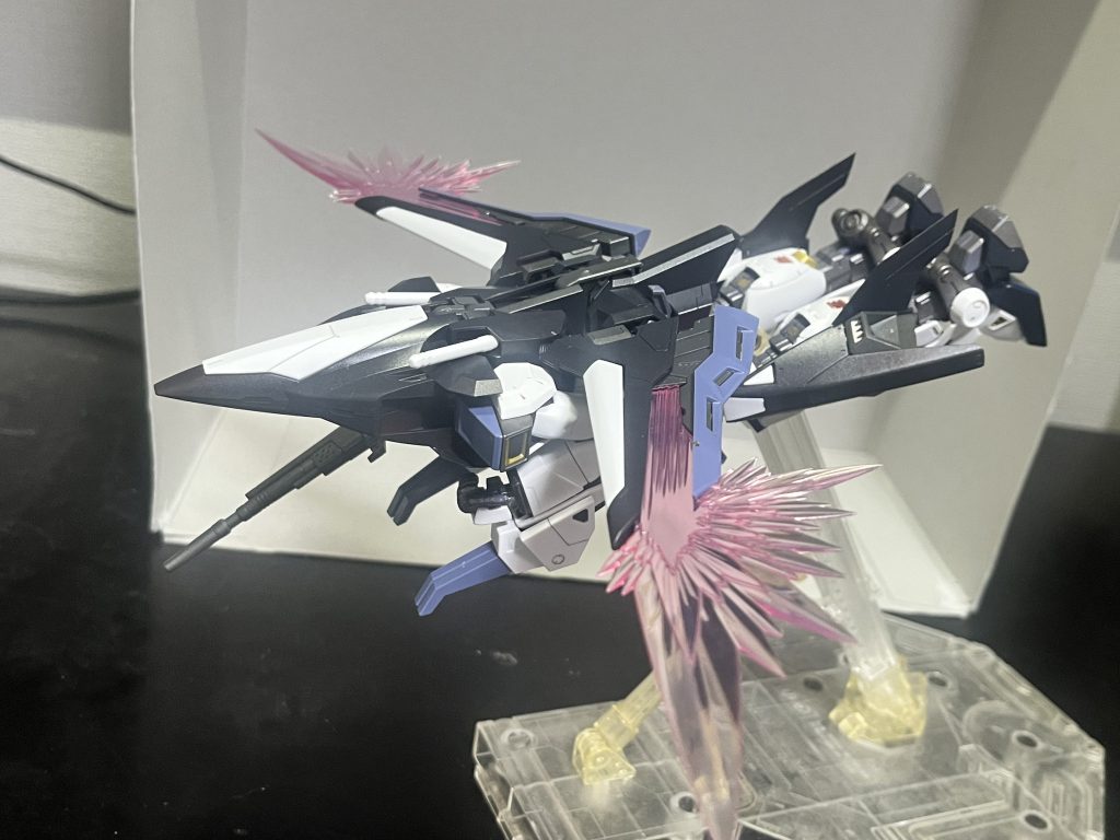 羽を広げて飛行形態完成！足は伸ばしたまま。